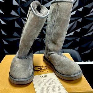 Women’s Classic Tall Grey UGGS Size 7